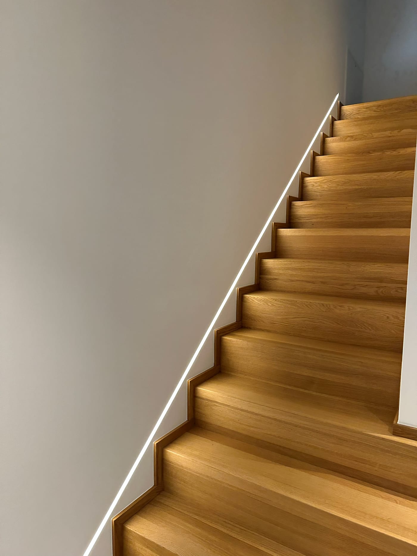 LED-Lichtband, das die Treppenstufen bei uns im Haus beleuchtet