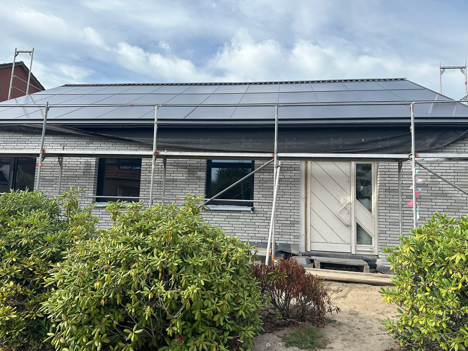 Haus in Ibbenbüren mit Photovoltaik auf dem Dach während der Kernsanierung