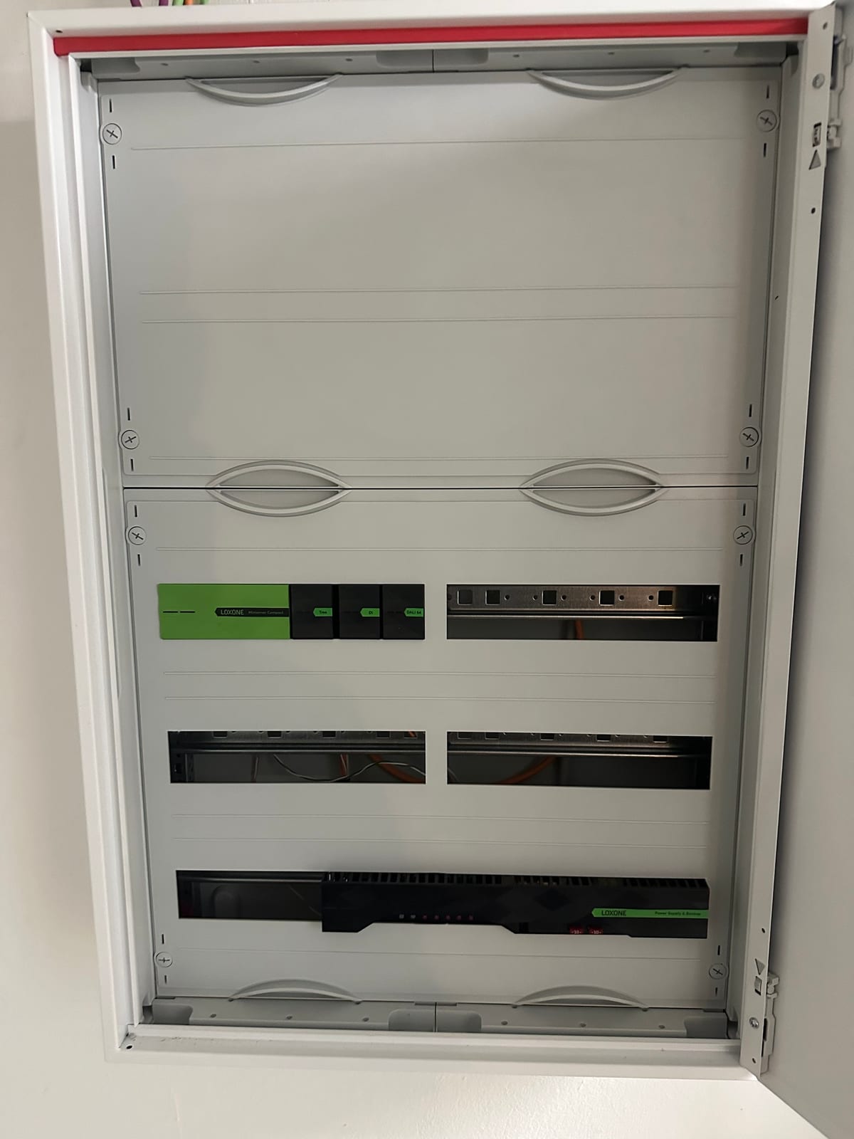 Schaltschrank mit Abdeckungen, sichtbar sind Miniserver Compact, Extensions und Power Supply & Backup