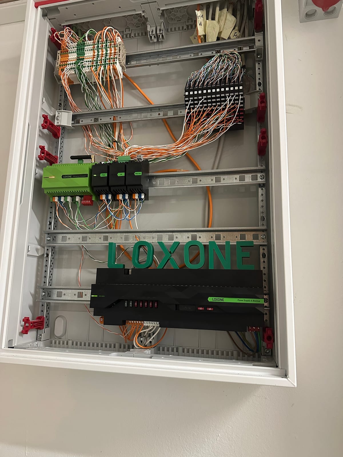 Verdrahteter Schaltschrank mit Loxone Miniserver Compact, Tree-, DI- und DALI-Extension und Power Supply & Backup