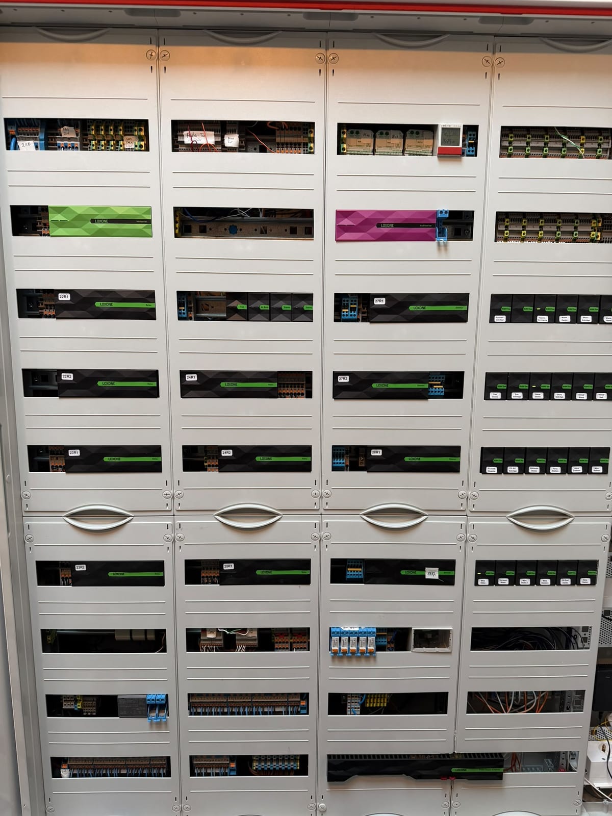 Schaltschrank im Haus in Laer mit Loxone Miniserver, Audioserver und Extensions