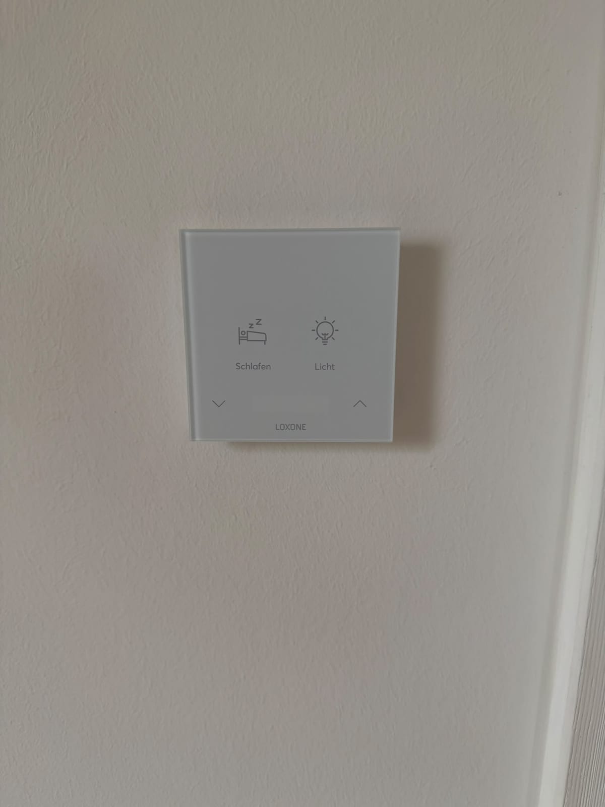 Loxone Touch Pure Flex in Weiß mit den Symbolen Schlafen und Licht