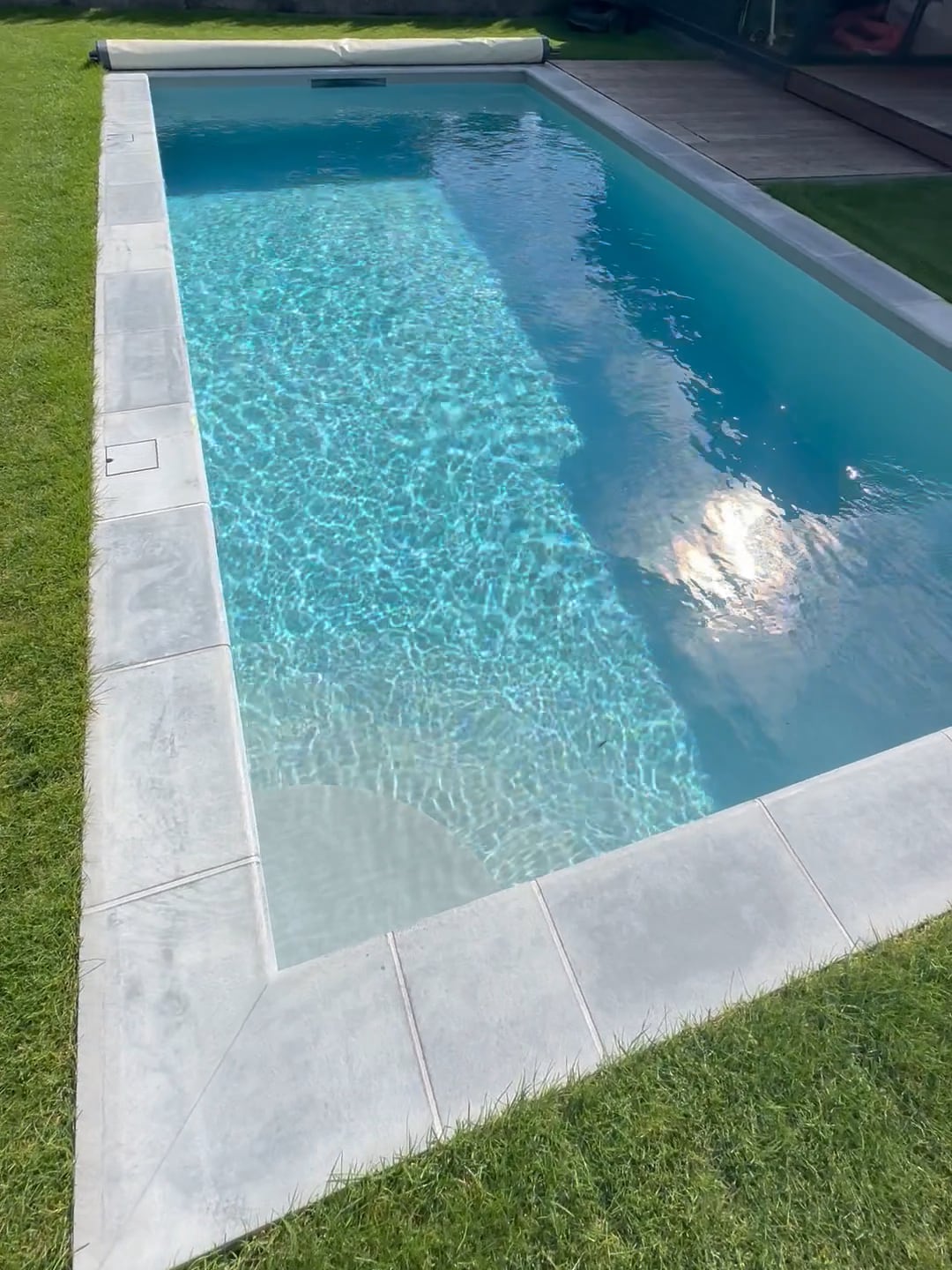 Unser Pool am Nachmittag in der Sonne, die Abdeckung aufgerollt
