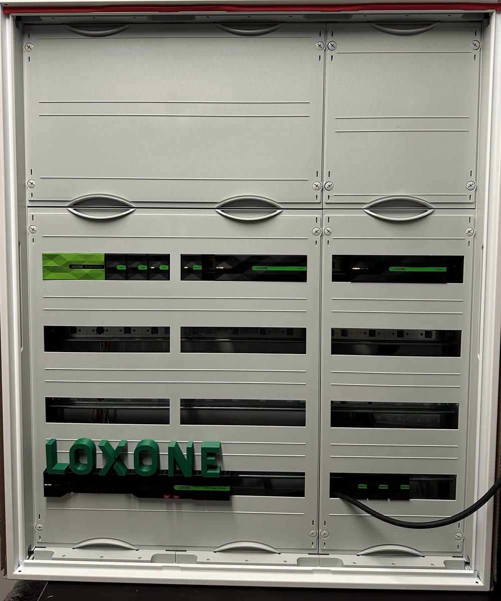 Derselbe Schaltschrank mit Abdeckungen, nur die Loxone-Module schauen heraus