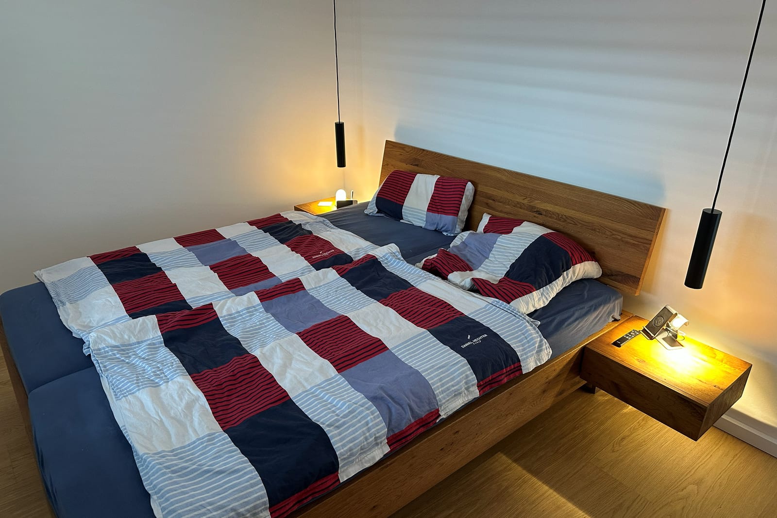 Schlafzimmer mit Pendelleuchten über den Nachttischen