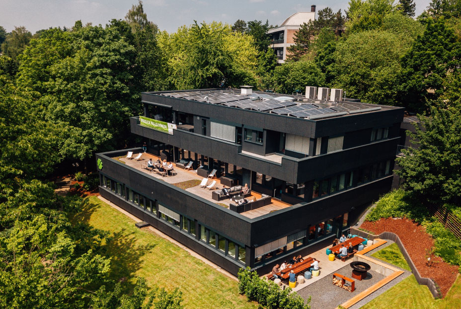 Loxone Installation im modernen Bürogebäude